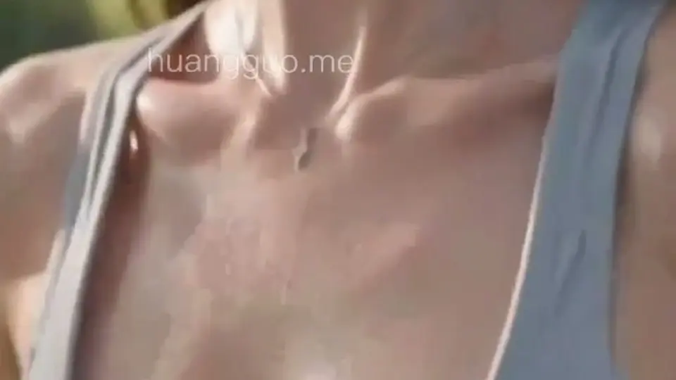 第2集 4分48秒，《女友帮我操闺蜜》。跑出去只是开头。