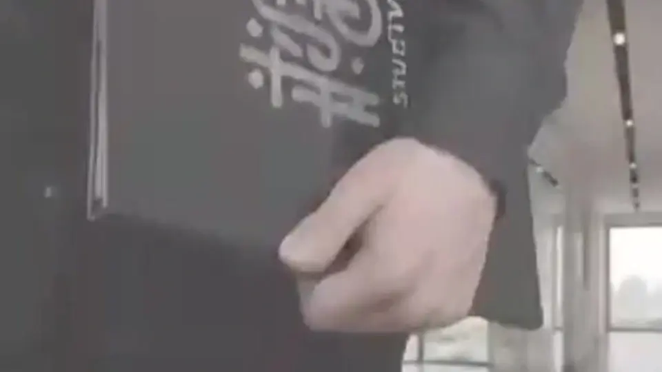 新来的，我是你上司，3分26秒。一镜到底没剪。一次看完。