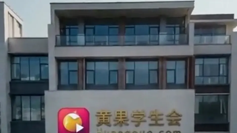 《勇闯校园漫展会》第4集，跳着看会漏细节。课桌后面的事还没完。