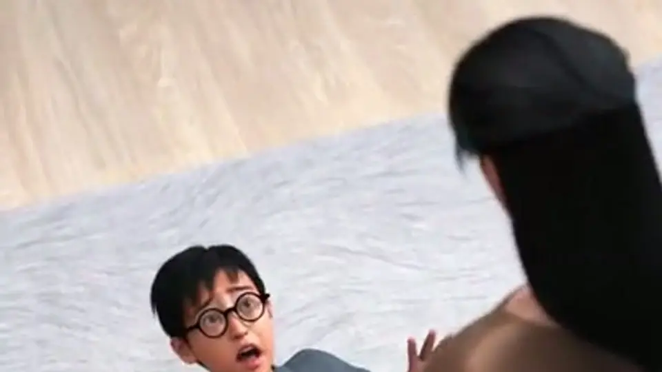 亲情这条线开始翻车。《妈妈被损友制成皮囊穿上与儿子乱伦》第2集，2分28秒。