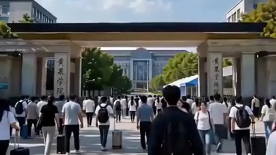 《少女学姐是我妈？》，2分14秒，这一条够实在。