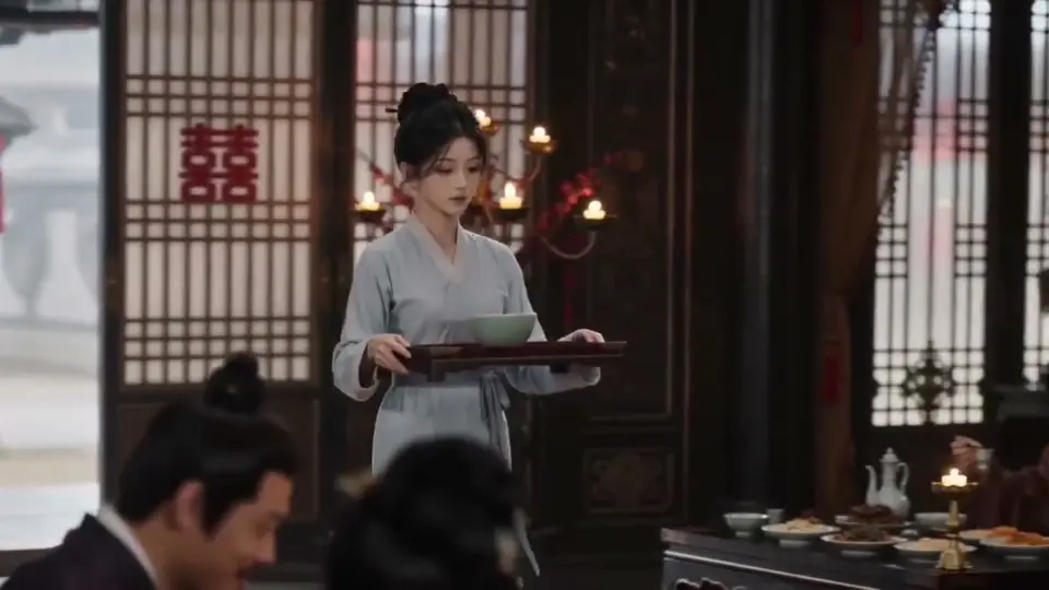 《漂亮的小侍女她不认命》第7集，1分24秒。节奏比上集紧。