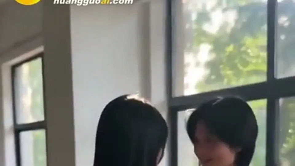 第2集 2分55秒，《深夜潜入女大学生宿舍》。课桌后面的事还没完。