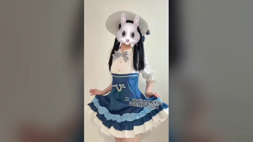 骚穴被玩到咕叽咕叽响。手指带着淫水伸进嘴里舔，别一次看完。