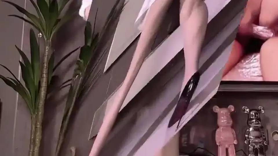 手指抽出来还拉着丝。一边看自己回放一边玩。拍得挺讲究。