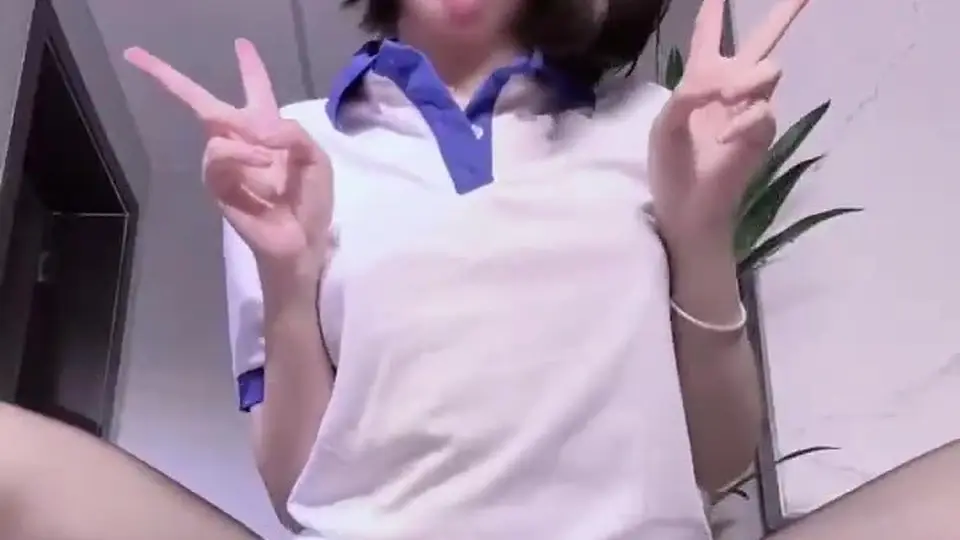 看得出不是第一次，指腹绕着圈慢慢按。这条我留了。