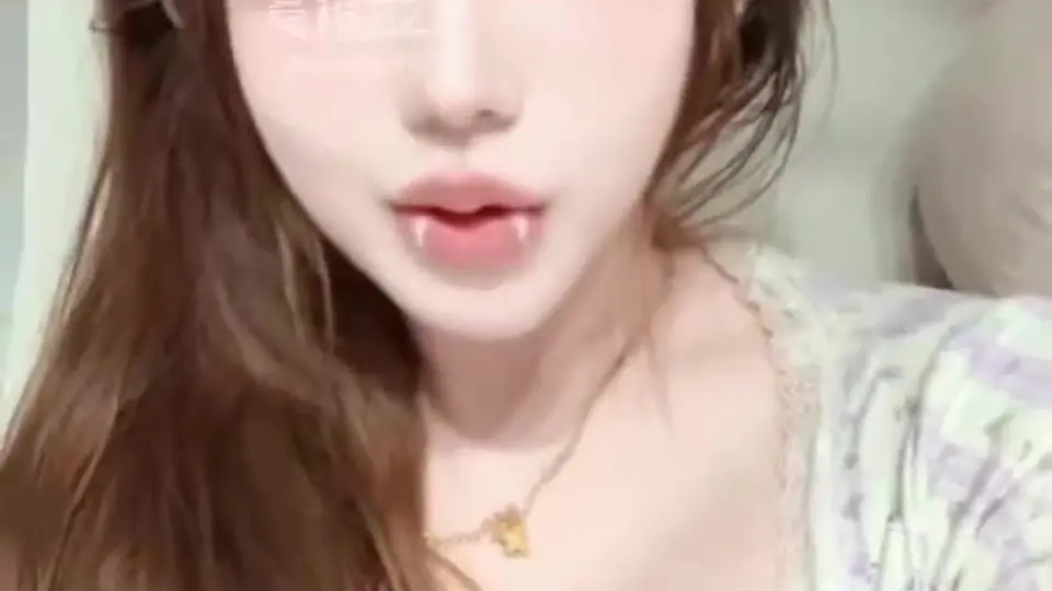 一只手撑着另一只手在下面忙。一边看自己回放一边玩。一开始没抱期待。