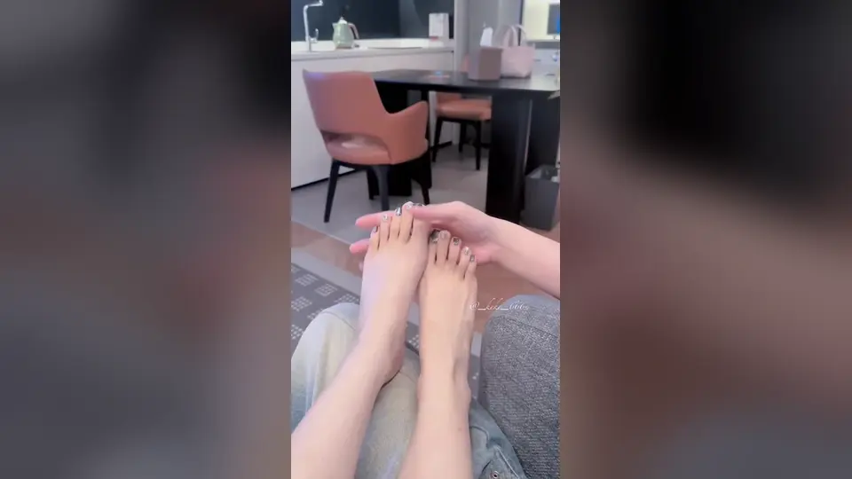 窗帘一直没拉开，拿镜子照着看自己，不容易刷到。