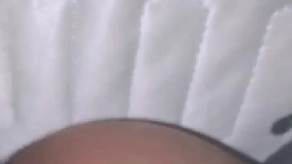 专注得有点吓人，把内裤塞进嘴里边抠边叫。一开始没抱期待。