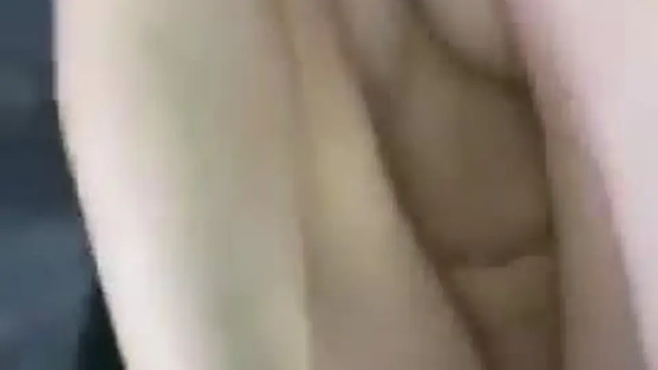 把被角咬在嘴里。三根手指并着往里塞，结尾还有一段。