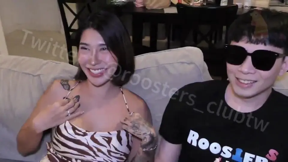 画面里这位短发巨乳金妮，屁股翘得超正点，一上来就跨坐女上位，腰胯摇得又稳又狠。她低头盯着镜头那一下太损，没几下我就缴械了。这摇腰功夫值得存。