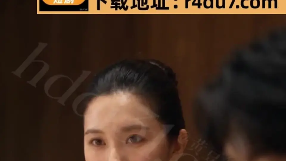 抠到高潮直接腿抖喷水。三根手指并着往里塞，耳机体验更好。