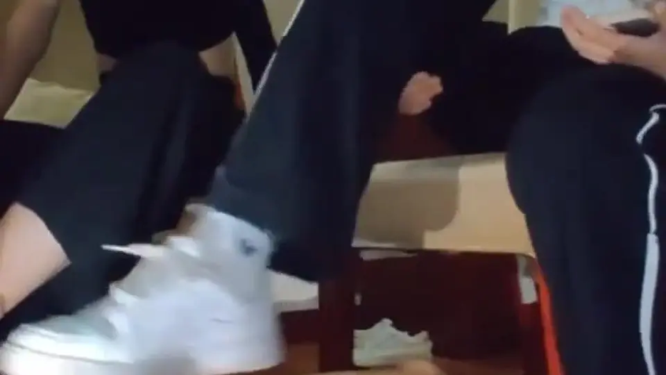 画质比封面实在，按摩棒从浅到深全插进去，大白腿分开对着镜头玩逼，声音记得开。