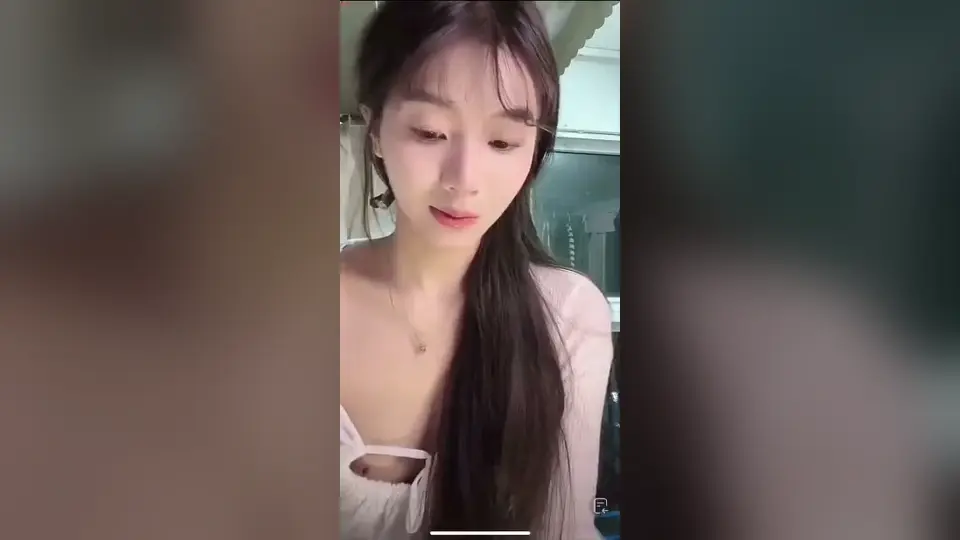 一镜到底没怎么剪，玩具一边插小穴一边后面，值得单开一个相册。