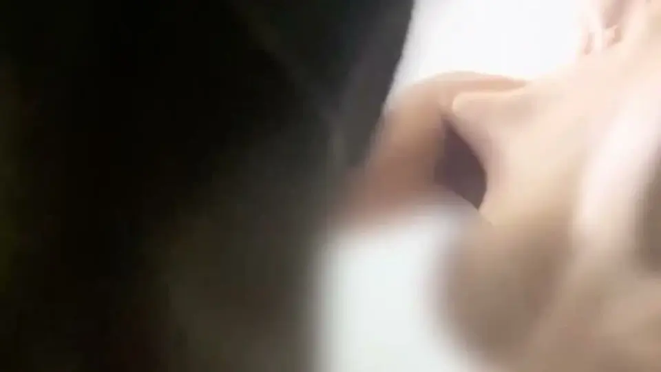 关了灯只留手机的光。高潮一波又一波停不下来。不是剪一半的。