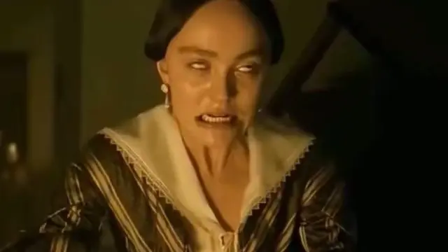 背景里有台没关的风扇。对着摄像头掰开小穴给你看，一点表演痕迹都没有。
