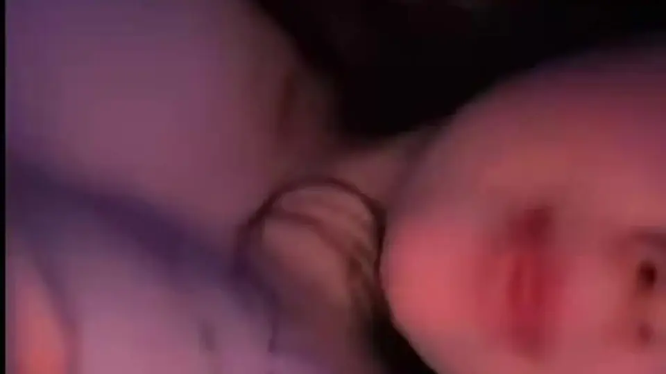 拍摄的人一直没出声，淫水抠出来一手都是，边揉奶边抠逼玩得浑身发抖，看第二遍才注意到细节。
