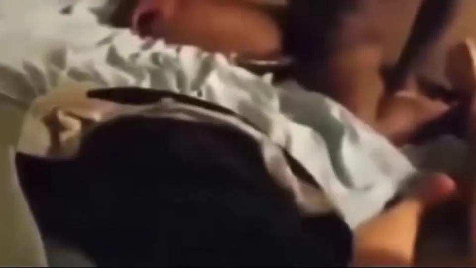 白人女友跨上黑人那根，才骑四秒就嫌累，转头骂白人男友只会看。全程骚话不断，雪兔配黑炮，绿帽羞辱拉满。这种实拍质感，懂的自然懂。