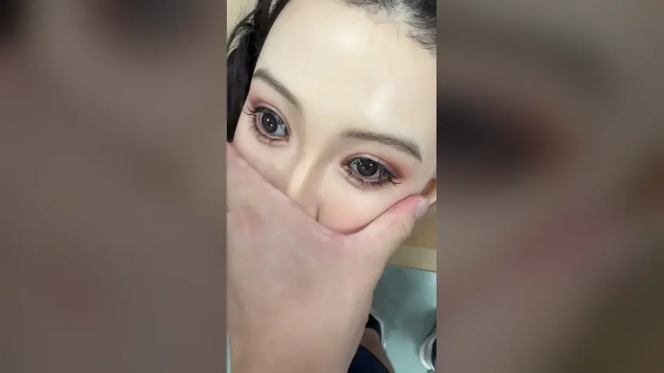 窗帘一直没拉开。玩到一半停下来喘，反而是开头最克制。