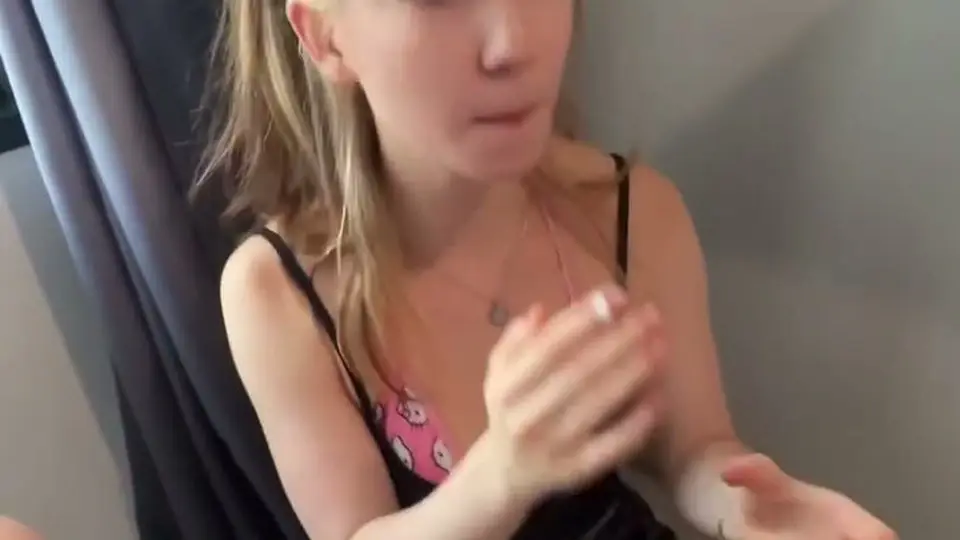 淫水抠出来一手都是。中途停了几秒又继续。留个档。