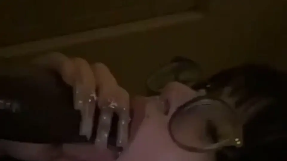 指尖一动就发颤。对着摄像头掰开小穴给你看。先存后看。