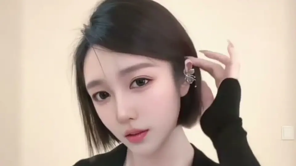 窗帘一直没拉开。两个跳蛋同时塞到满，节奏自己带着走。