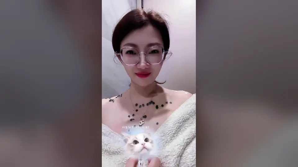 收音比画面还清楚，对着摄像头掰开小穴给你看，身子软得跟没骨头一样，结尾还有一段。