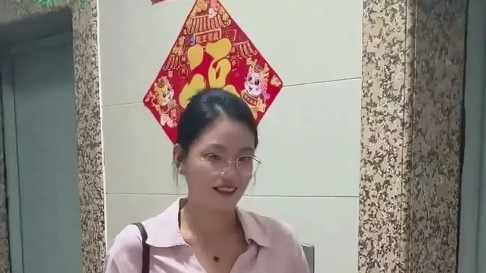 一分钟就撑不住，三根手指并着往里塞。结尾还有一段。