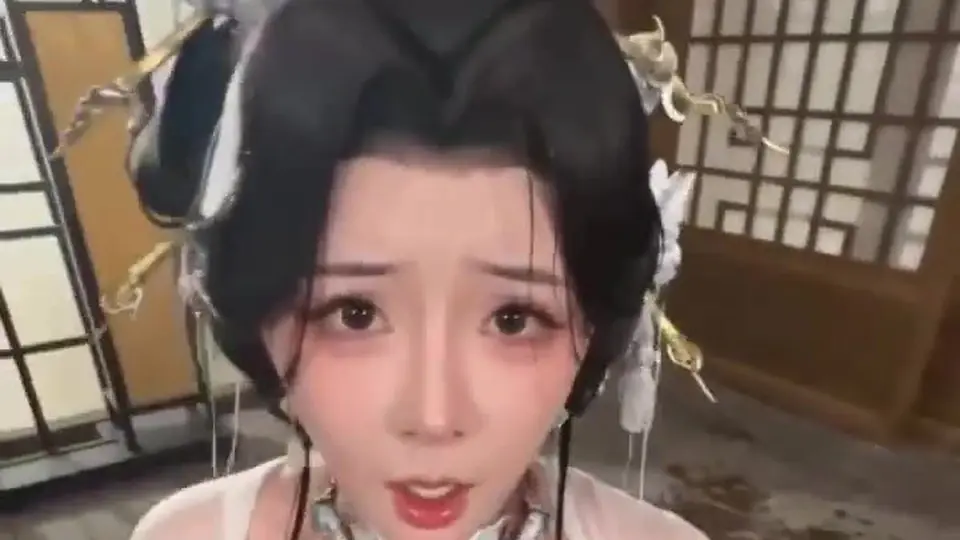专注得有点吓人。两个跳蛋同时塞到满。后面更狠。