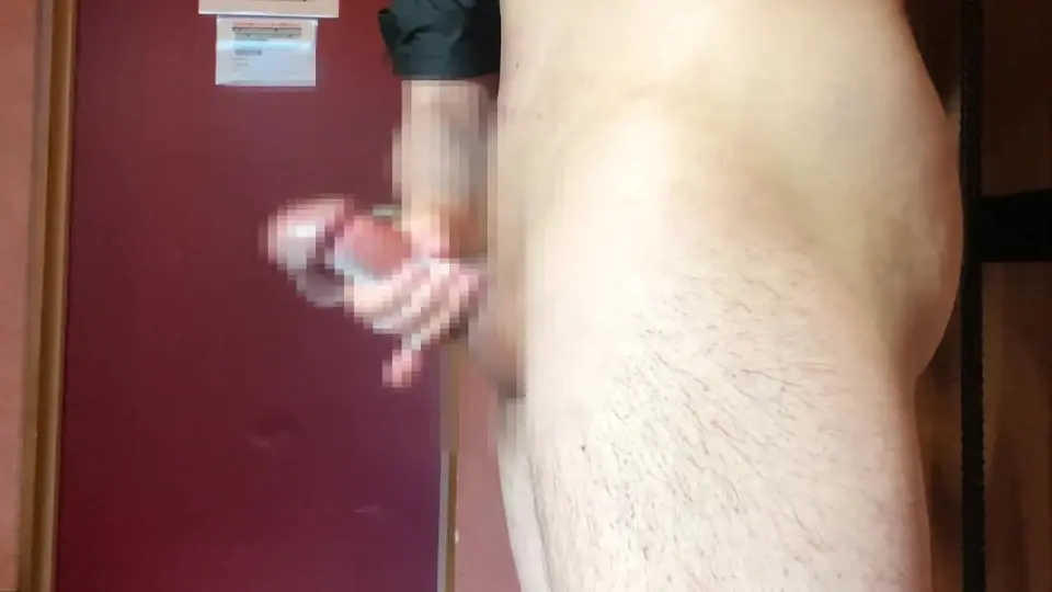 最后几秒才把镜头拉远。抠到高潮直接腿抖喷水，看着比封面狠多了。