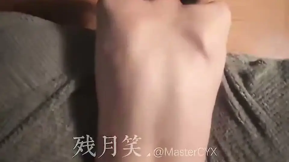 腿架在椅背上玩了整段。玩具开到最大档没关。比想象中完整。