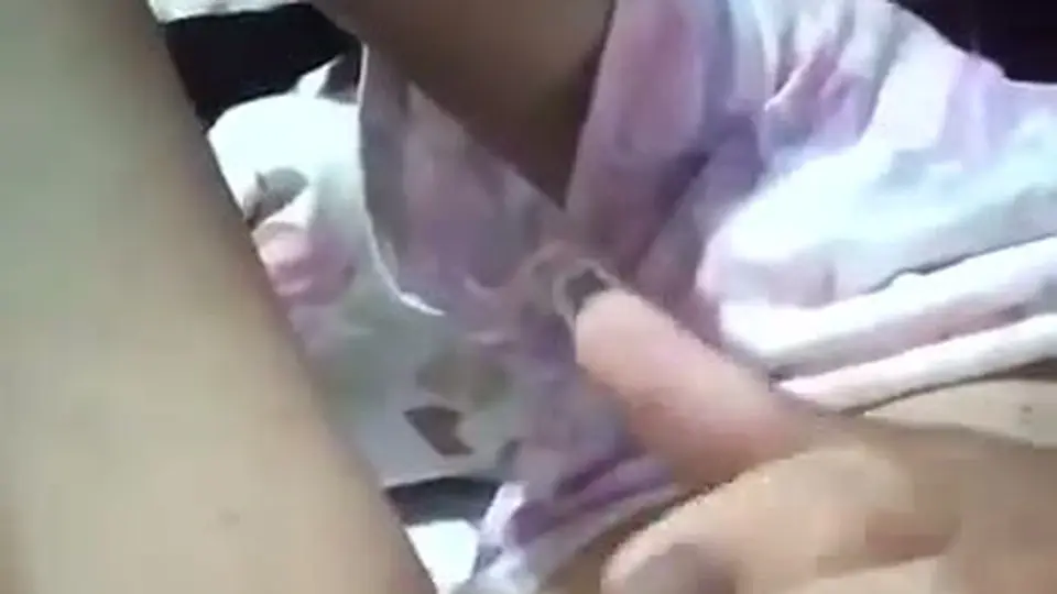 窗帘一直没拉开，用手掌拍小骚逼拍出水，手机立在旁边拍全程，看第二遍才注意到细节。