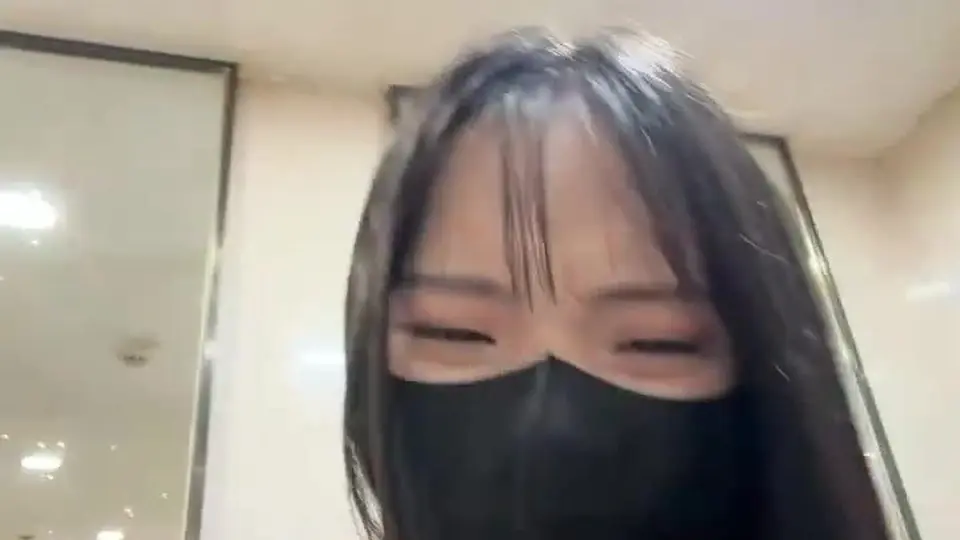 画面里这位顶着年轻脸，在公共男厕所小便池前全裸掰开腿，假阳具塞进嫩缝来回抽，仰拍怼得近，水光反亮。高潮那一下大腿绷紧直抖，喷出来的水溅到瓷砖上。这反差玩得够大，公共场合自慰的刺激感拉满。
