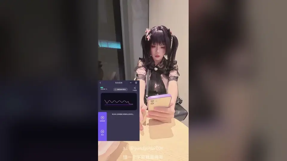 一整个手掌按上去。玩到后面声音都变了。回头再看一遍。