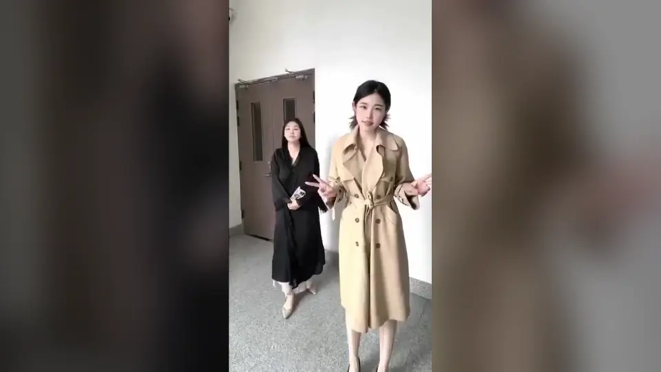 最后几秒才把镜头拉远。结束后躺了很久没动，全程没看镜头。