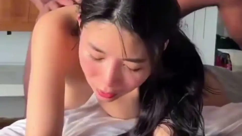 窗帘一直没拉开，玩具一边插小穴一边后面，把被角咬在嘴里，先存后看。