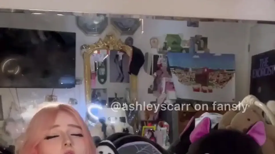 声音比想象中小。用手掌拍小骚逼拍出水。不算长但不亏。