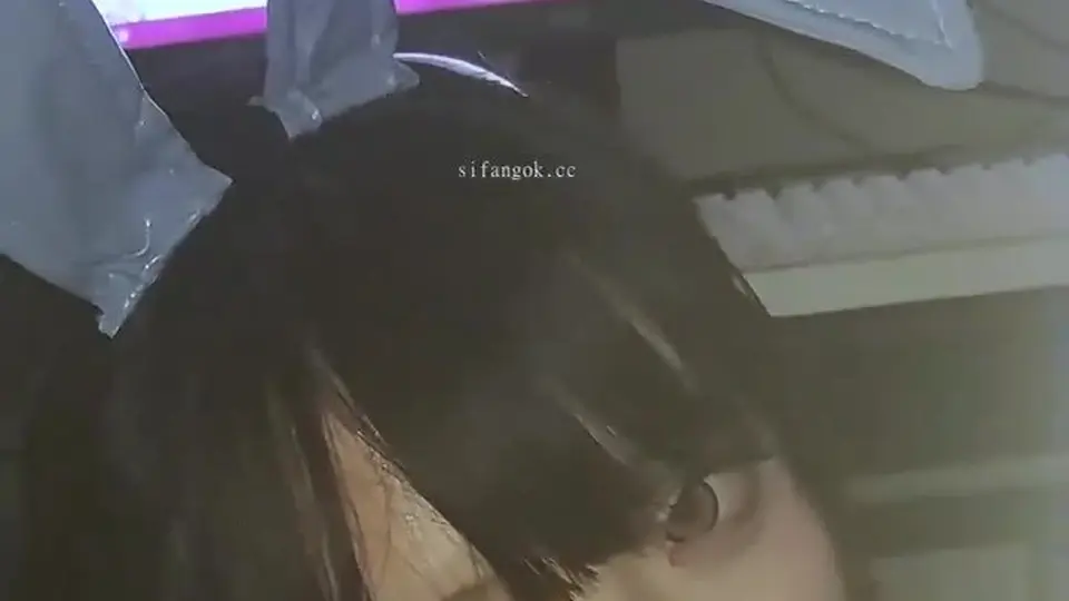 把内裤塞进嘴里边抠边叫。中途停了几秒又继续。节奏没拖。