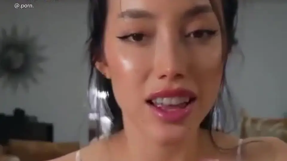 两根手指插进小嫩穴里抽插。8分15秒，划走可惜。