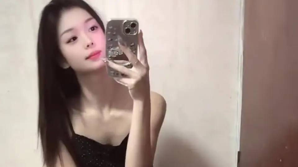 声音比想象中小。把被角咬在嘴里，镜头晃也没停。