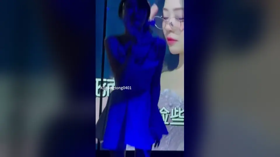 没有音乐也自己在打拍子，衣服一件件脱到地上，慢慢放也不亏。