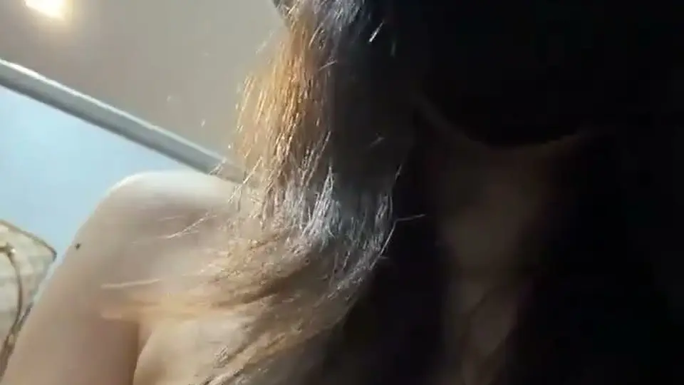 妹子在服务区卫生间里自己舒服，结果被粉丝认出非要进来直播。没办法只能用尿浇他，现在都不敢公布行程了。全程单人实拍，这种被追着直播的刺激感真带劲。