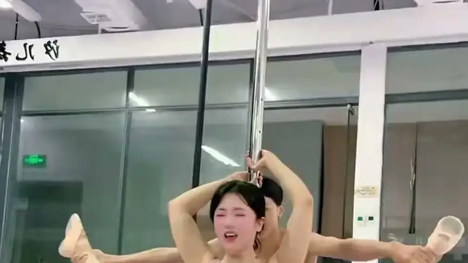 中途没剪过一次，两根手指插进小嫩穴里抽插，不容易刷到。