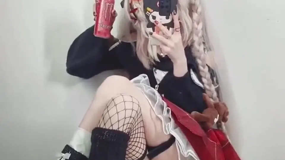 把跳蛋塞进逼里走出门。地铁里隔着裤子按着，节奏没拖。