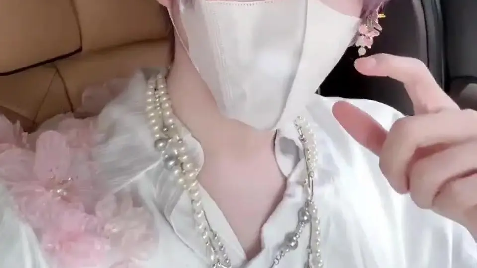 7秒的短音频片段，妹子低声哼了几声就没了。封面图一张，没画面全靠听，像是预览或片段。适合试听再决定要不要找。