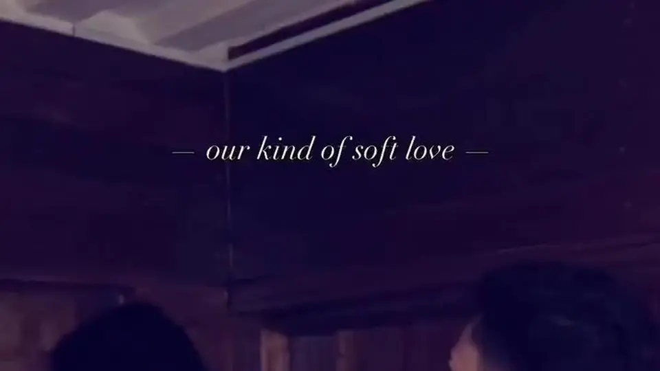 14秒静态画面，标题写着Our kind of soft love，安静得像一张壁纸。没有多余动作，只有那份温柔的质感。适合当素材存着，低调不打扰。