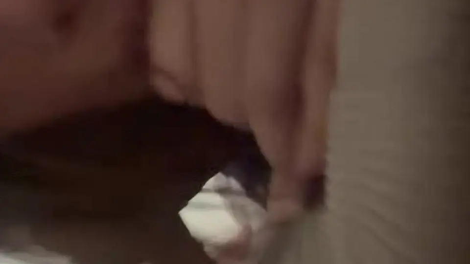 大清早还没起床，老婆直接趴过来吸裤裆，嘴活熟练得不行，几下就给吸到射。她说韩国女人都这么会吸，这波体验确实顶，存了慢慢回味。