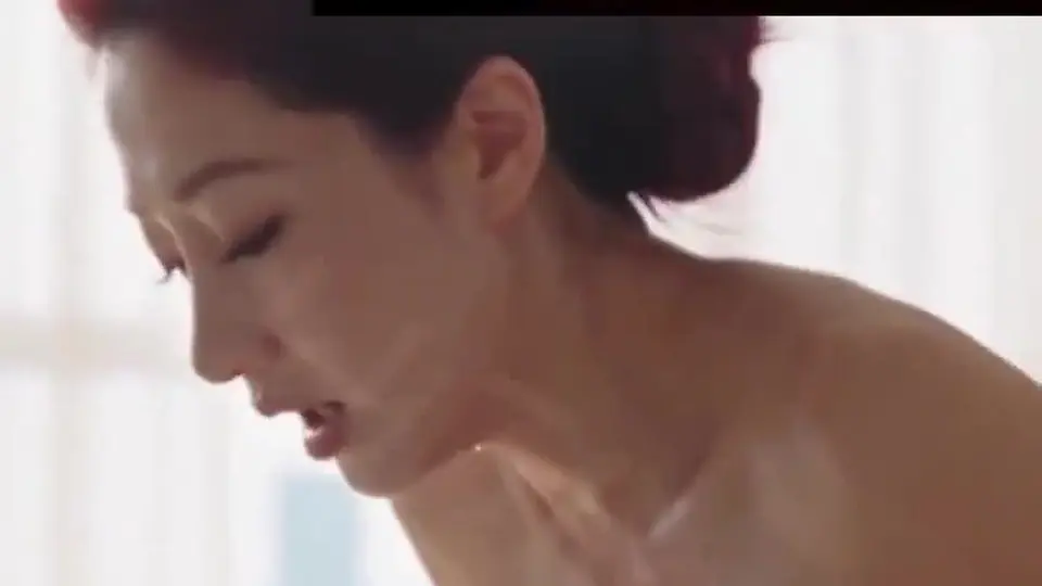 画面里这位风韵犹存的熟妇，被男人按在床上强制调教，大奶子晃得厉害。从抗拒到顺从，最后彻底沦为专属母狗，全程无套内射。6分41秒的调教实录，那叫声又骚又浪，看得我裤裆直接顶起来。