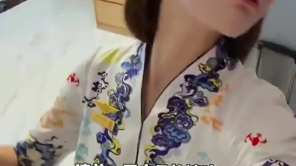 画面里阳阳对着镜头摆弄，穴和脸同时入画，手指在嫩穴上慢慢揉。1分59秒的自慰实录，从展示到抠弄，她眼神带着点害羞又放得开。这状态比很多片子都真实，值得收藏。