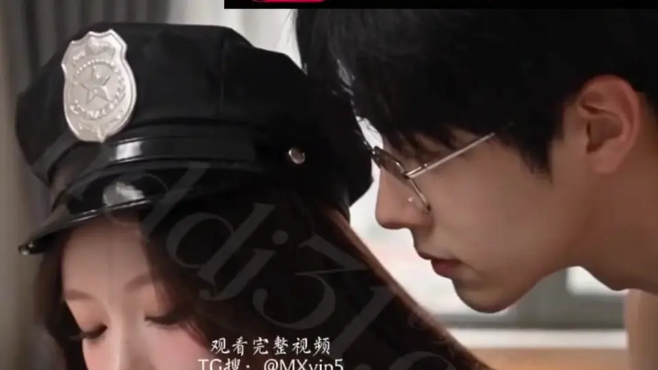这条意外刷到，佳佳姐戴上神秘项链后生活彻底失控——电话中被强行深喉，巨乳狂晃，淫水直流。表姐在催眠下乖乖被插，炒菜时还流水不断。男主直接对大胸下手，小穴被玩到红肿。黄果短剧，懂的自然懂。